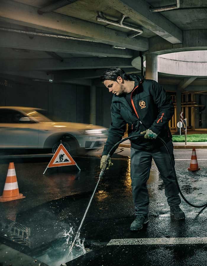 Rohrmax Mitarbeiter spült verstopftes Rohr durch