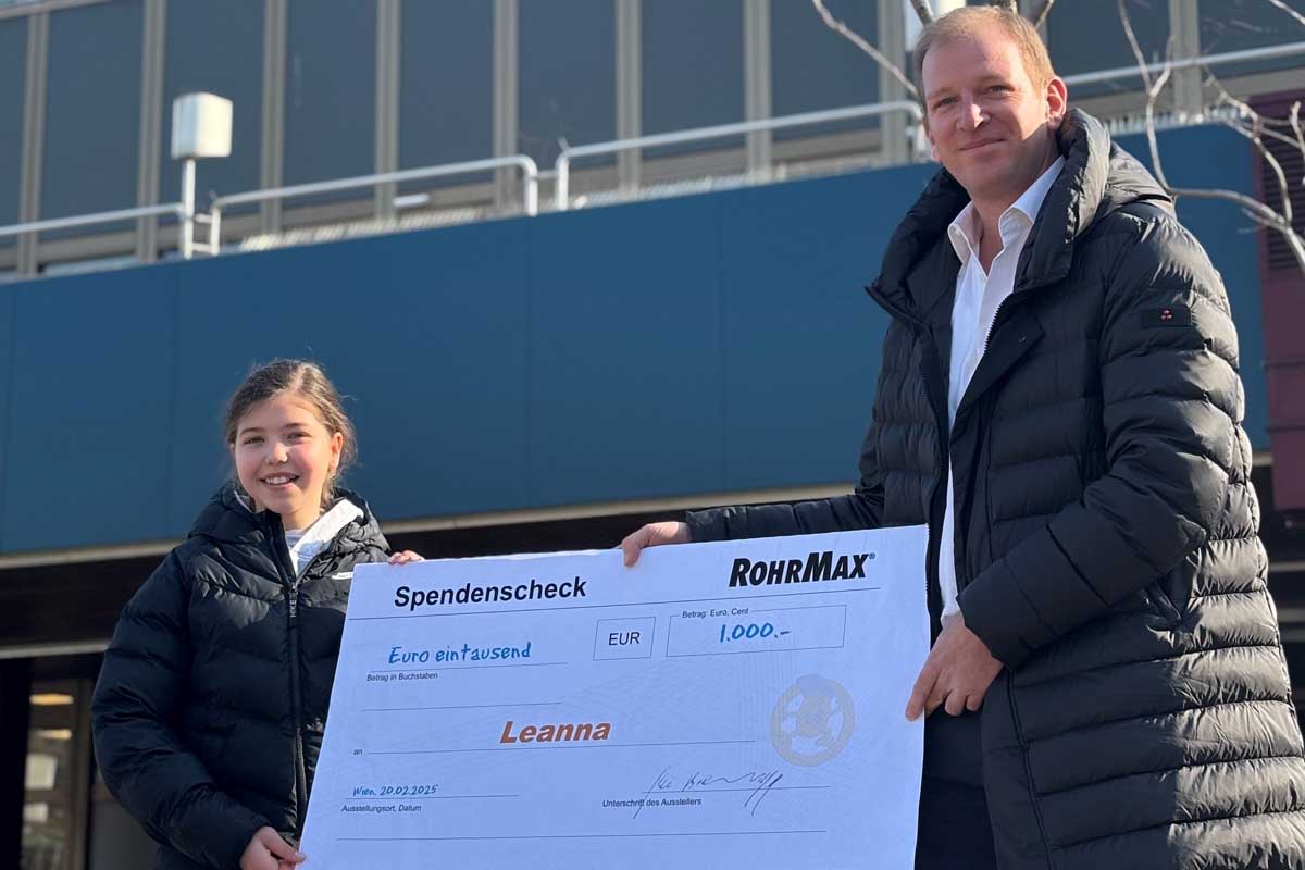 Unser Vertriebsleiter Bernhard Jugovic hat Leanna einen Spendenscheck übergeben
